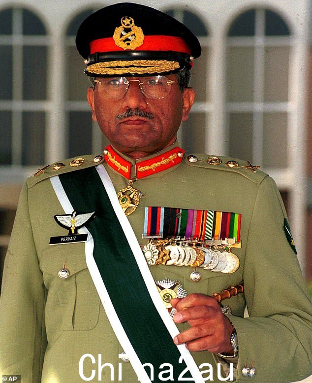 Pervez Musharraf 将军于 1999 年在一场不流血的政变中在巴基斯坦上台,军方接管了政权