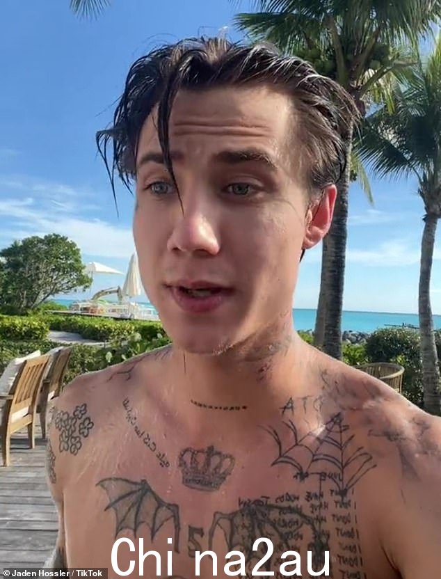 有趣的家伙:两周前,Jaden 在 TikTok 上发布了一段他走路的短视频脱下衬衫走向 Stassie,说,'对不起,对不起,对不起'