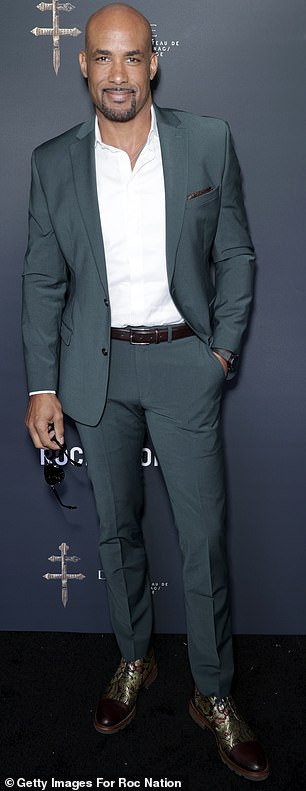Aglow:Boris Kodjoe 是好莱坞的万人迷,他穿着一身时髦的绿色西装,引来一场风暴,他的最上面的纽扣迷人地解开