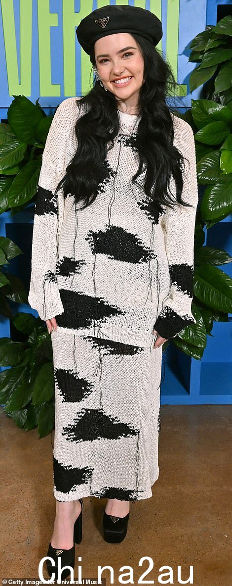 青少年明星:Lauren Spencer-Smith,19 岁,穿着单色连衣裙,一如既往地戴着海军帽