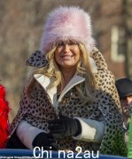 詹妮弗·柯立芝 (Jennifer Coolidge) 在 Hasty Pudding 游行中穿着动物印花外套和毛茸茸的帽子，令人眼花缭乱