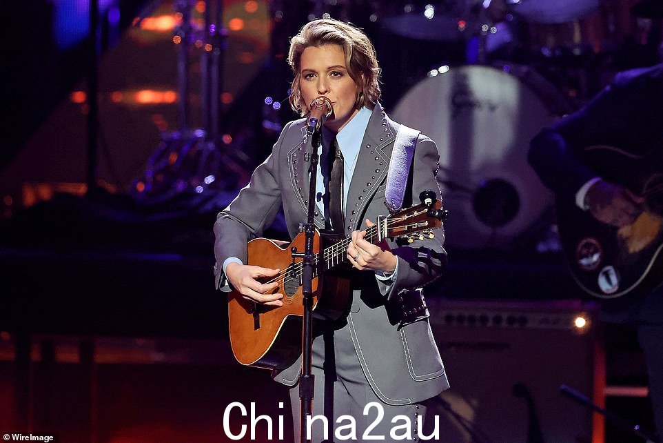 才华横溢:歌手兼词曲作者 Brandi Carlile(本月早些时候在洛杉矶出现)也获得了七分