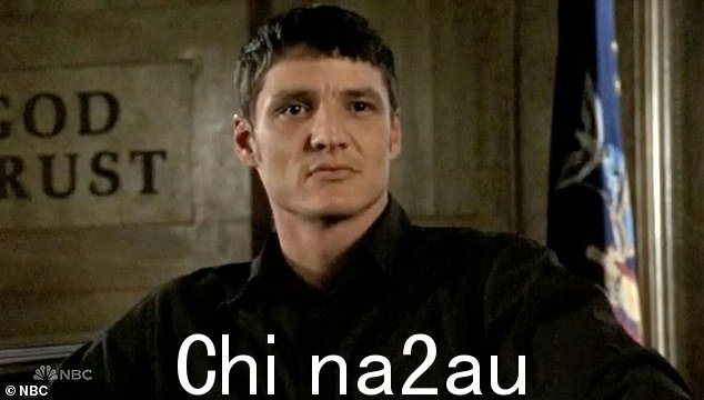 倒退! e 透露他早期的角色是在犯罪节目中,如法律与秩序,并赠送了一些他在该系列中的“两个”角色的复古照片