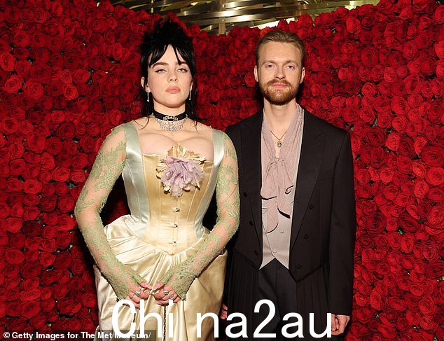 2022 年 5 月,Finneas 与获得格莱美奖的妹妹 Billie Eilish 合照