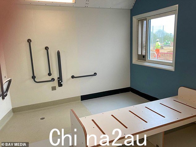牢房称为房间,在这个私人大监狱中提供单人床和淋浴空间
