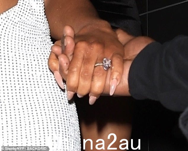 关系状态:这个人的真名是 Caresha Brownlee,他与 53 岁的 Diddy 恋爱了大约两年(如图所示)