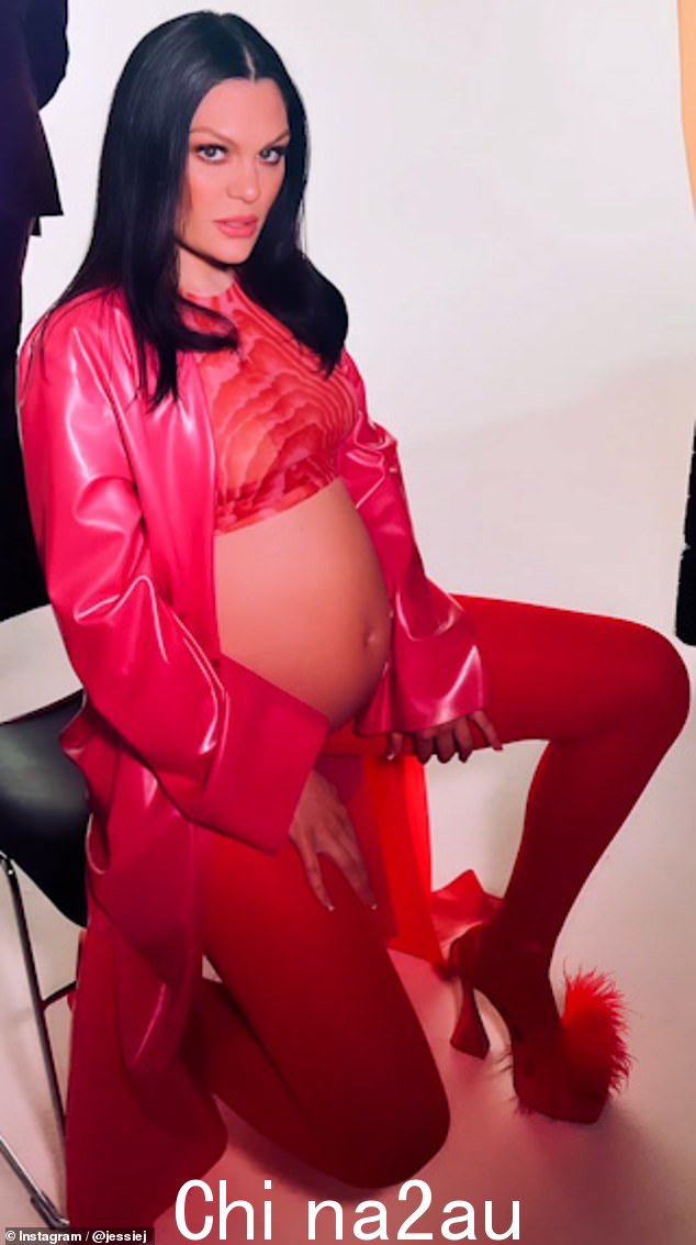 '粉红色怀孕':34 岁的 Jessie J 周日在华丽的照片拍摄的幕后快照中展示了她盛开的隆起