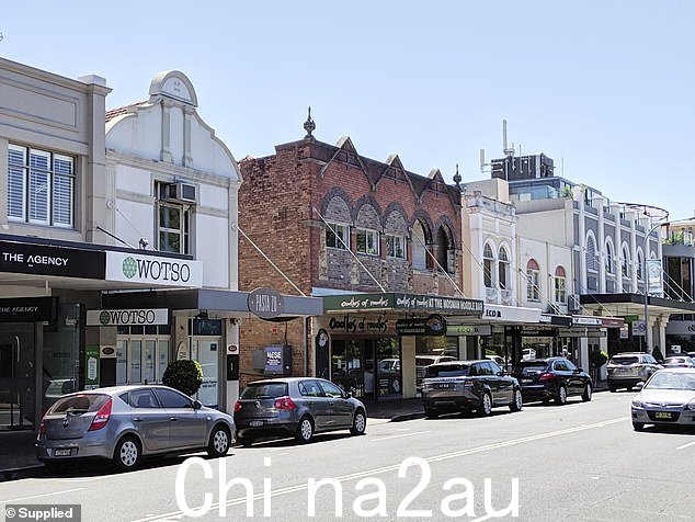 Woolworths 将建在曾经是 Mosman 标志性精品店和专卖店的地方(如图,Woolworths 建设开始前的街道)