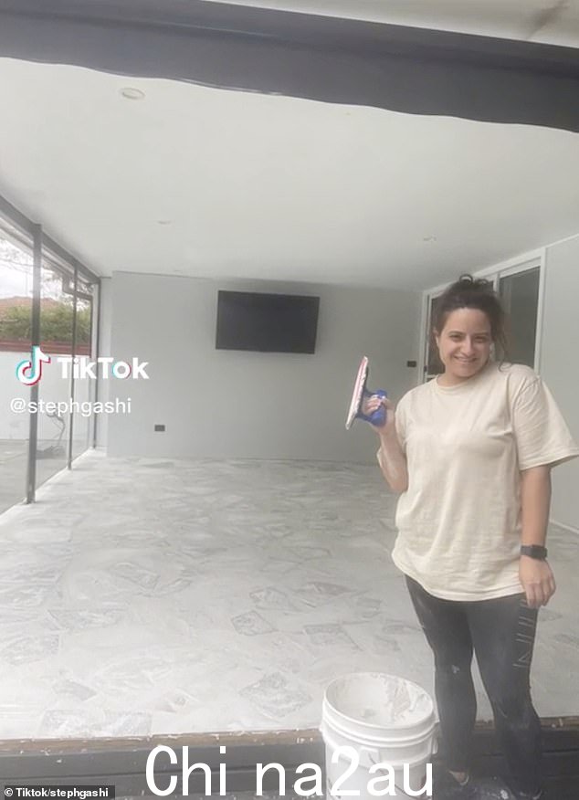 悉尼房主斯蒂芬(如图)在 TikTok 上看到了几个 DIY 视频,并说服自己可以自己翻新她的凉棚。但是当这个项目花了整整一周的时间才完成时,斯蒂芬承认并没有一开始那么容易thought