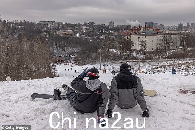 由于乌克兰饱受战争蹂躏的首都的导弹袭击有所缓和,今天基辅市中心附近的 Protasiv Yar 滑雪胜地的滑雪场涌入了很多家庭