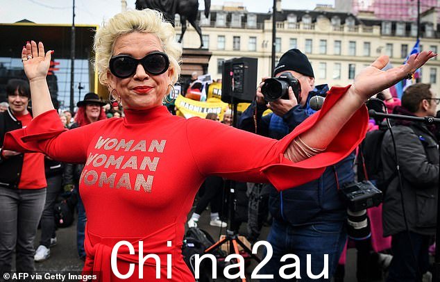 今天在乔治广场向喧闹的人群发表讲话,基恩说:'发自内心地感谢尼古拉斯特金!'