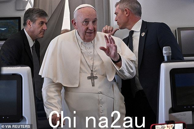 教皇弗朗西斯在空降新闻发布会上重复了之前的评论,父母不应该把他们的同性恋孩子扔出家门
