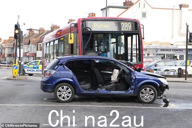 警方于今早 9 点 33 分接到报告,称在 Addiscombe 的 Shirley Road 和 Lower Addiscombe Road 交界处发生了一起涉及汽车和公共汽车的碰撞事故
