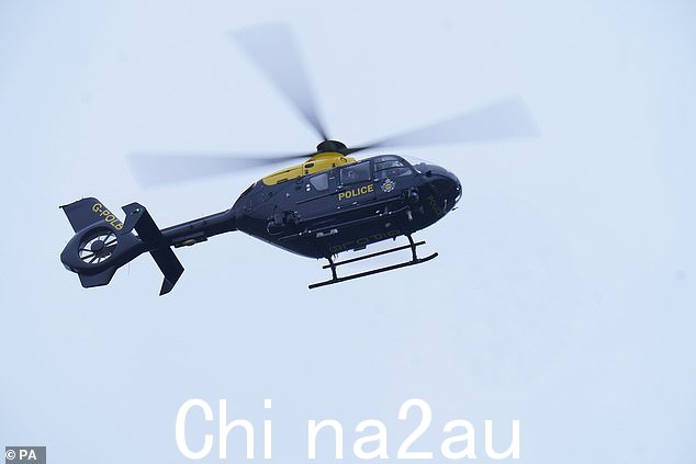 一架警用直升机在圣迈克尔教堂上空出现星期六在兰开夏郡的 Wyre