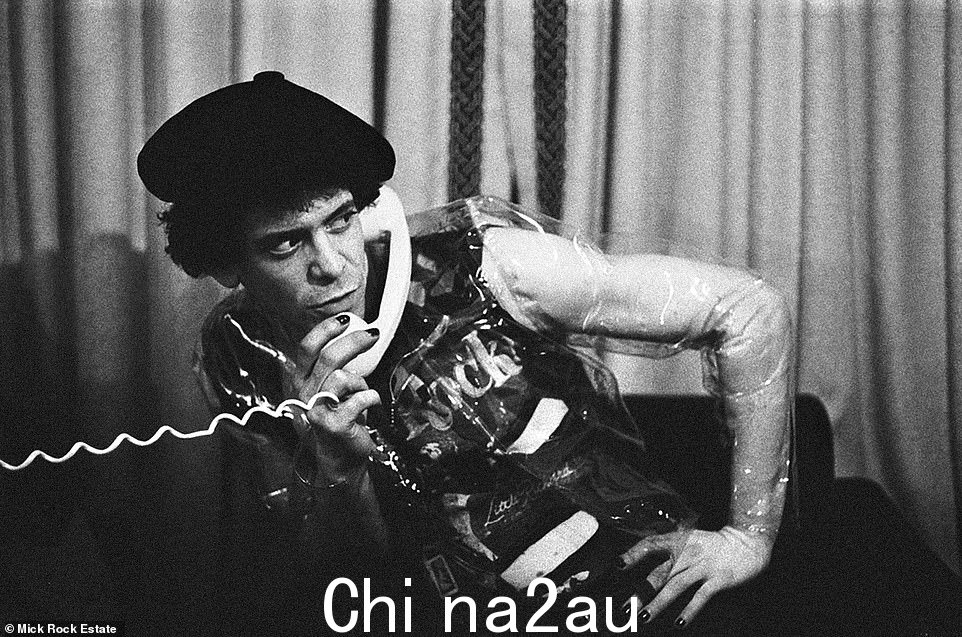 从不害怕挑战极限,这张 Lou Reed 在手机上的照片被 Rock 称为“爆炸塑料不可避免的夹克”