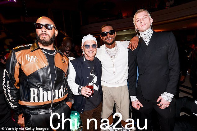 闲逛:有一次,这位词曲作者与 Machine Gun Kelly、Swizz Beatz 和音乐界传奇人物 Jimmy Iovine 合影留念
