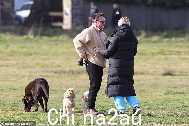走出去:这对夫妇带着 Hurley 和他们的两只 maltipoos(马耳他和贵宾犬杂交品种)外出散步,它们分别叫 Milo 和 Bumble