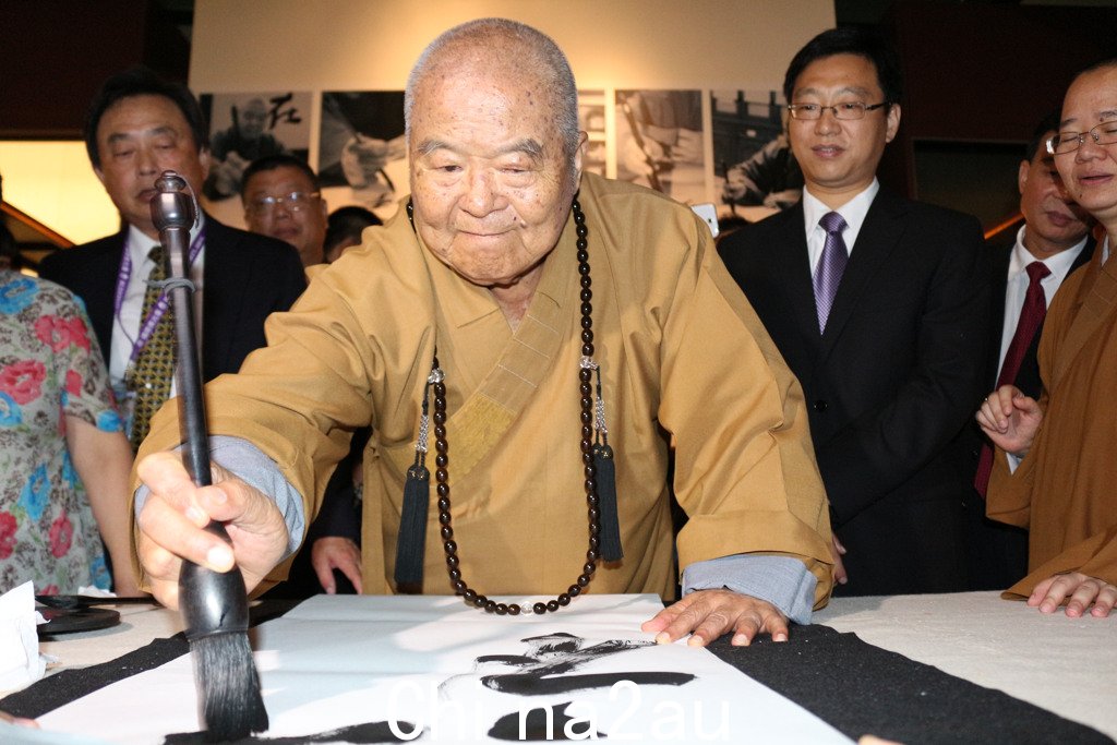2018,星云大师在广东展的一笔，“禅心”二字赠予广东省博物馆馆长魏军。（图/佛光山提供）