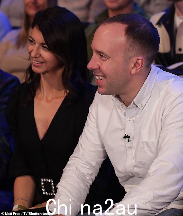 开玩笑:在与主持人 Holly Willoughby 交谈时,他承认'与他们所做的相比,吃蟑螂算不了什么!'