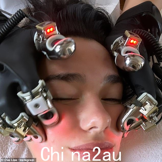 放松:Dua 还接受了一次独特的面部按摩