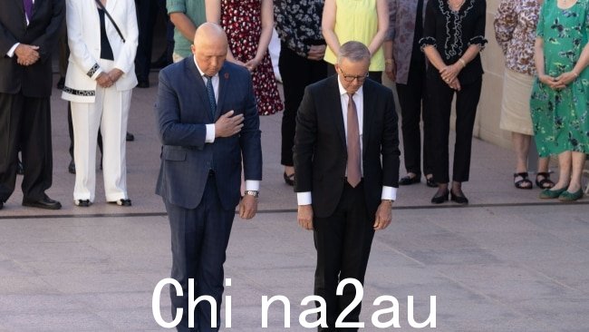 总理 Anthony Albanese 和反对党领袖 Peter Dutton 出席了最后的职位仪式在联邦议会开幕前的澳大利亚战争纪念馆。图片：NCA NewsWire / Gary Ramage