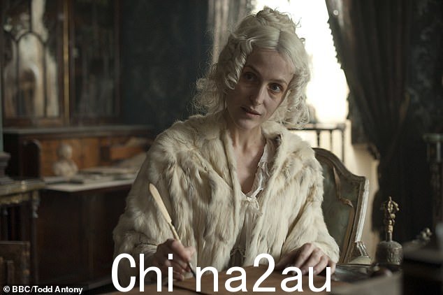 再来一次?该广播公司此前曾制作过同名三集剧,该剧由莎拉·菲尔普斯 (Sarah Phelps) 于 2011 年创作(吉莉安·安德森饰演郝薇香小姐)” class=