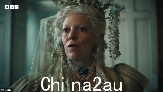 哇! Olivia 的服装还包括精致的死花头饰和面纱,以及一系列银首饰和传统奶油色礼服。
