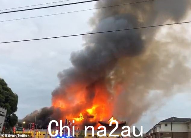 一位当地居民推测,周日晚上 8 点左右发生的大火可能是由中国新年庆祝蜡烛或烟花引起的