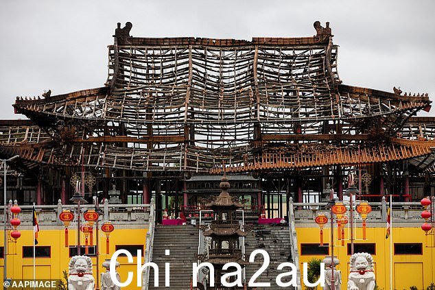 周日晚上 8 点左右,工作人员被召集到墨尔本 Springvale South 的明月佛寺,因为大火吞没了这座建筑