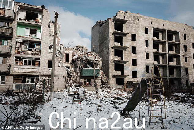 这张照片显示了 2023 年 2 月 5 日在 Chasiv Yar 的一座被毁建筑遗迹,当时正值俄罗斯入侵乌克兰