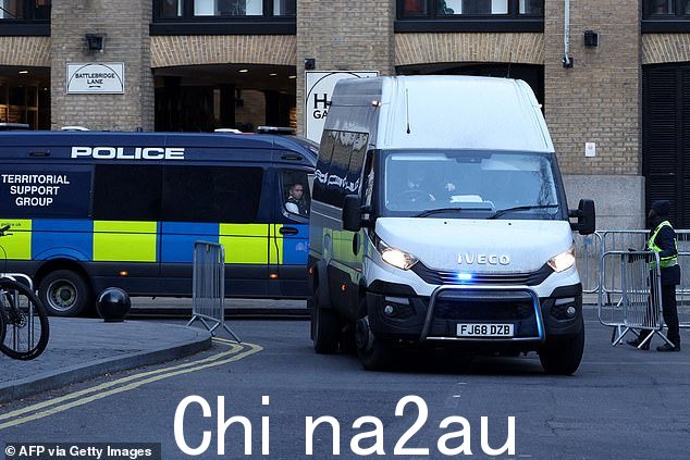 周一抵达南华克皇家法院的一辆面包车