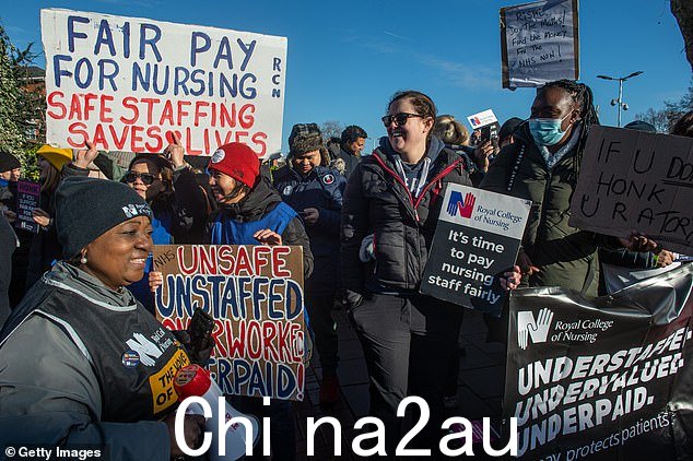 今天有超过 40,000 名护士和救护车工作人员罢工,预计这将是 NHS 有史以来最大规模的工业行动日。图为:1 月 18 日罢工的 RCN 成员在圣乔治医院举行罢工