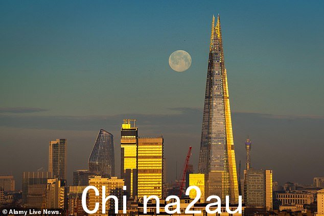 许多人都听说过超级月亮 - 当满月看起来更亮,因为它在其轨道上离地球最近 - 但二月的满月,被称为满月雪月,实际上是所谓的'微月'。上图为伦敦碎片大厦