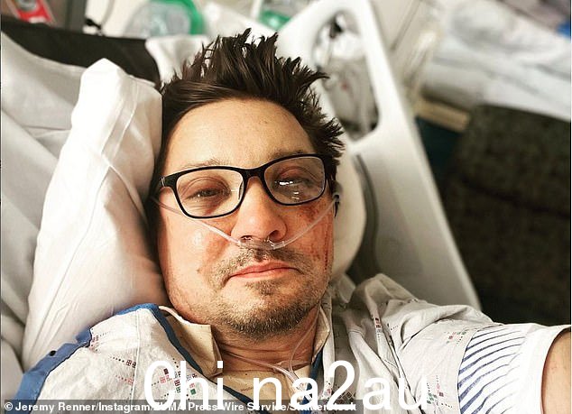 最新消息:52 岁的杰瑞米·雷纳 (Jeremy Renner) 元旦在内华达州太浩湖附近的一次除雪车事故中骨折,折断了 30 多根骨头后,他继续复出之路