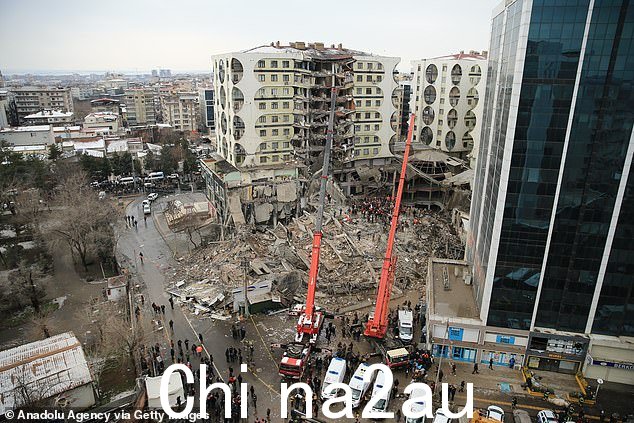 图为:搜救队搜索周一,土耳其迪亚巴克尔,幸存者穿过倒塌建筑的废墟