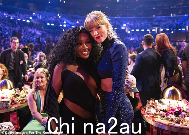 明星外出:SZA 在活动期间停下来与 Taylor Swift 合影
