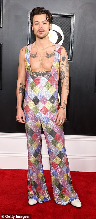 Trendy:这位歌手还穿着一双白色靴子