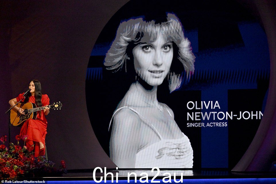 Olivia Newton-John 在去年 8 月去世后也被列入纪念部分