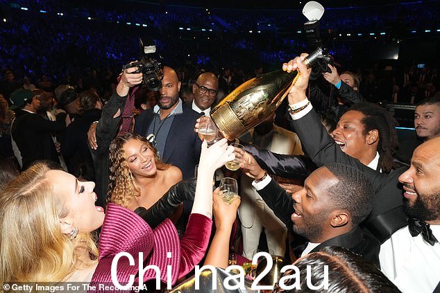 干杯!周日,阿黛尔在 2023 年格莱美颁奖典礼上与碧昂斯和 Jay-Z 一起为超级巨星干杯——歌手们在一个成功的夜晚响起