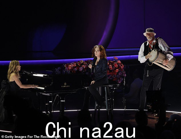 In Memoriam:为纪念 Fleetwood Mac 明星 Christine McVie,她因短暂的疾病于 11 月 30 日去世,享年 79 岁,Sheryl Crow、Bonnie Raitt 和 Mick Fleetwood 演奏了乐队已故的键盘手和歌手的歌曲Songbird