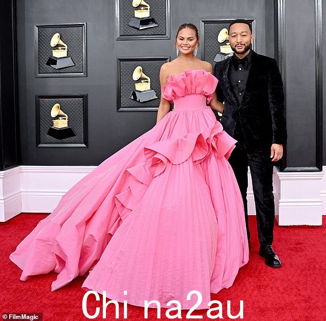 Stunners:这位超模留了下来,让她获得格莱美奖的 44 岁丈夫 John Legend(曾获得三项奖项提名并在舞台上表演)独自参加音乐界最盛大的夜晚。这对去年在格莱美红地毯上惊艳了