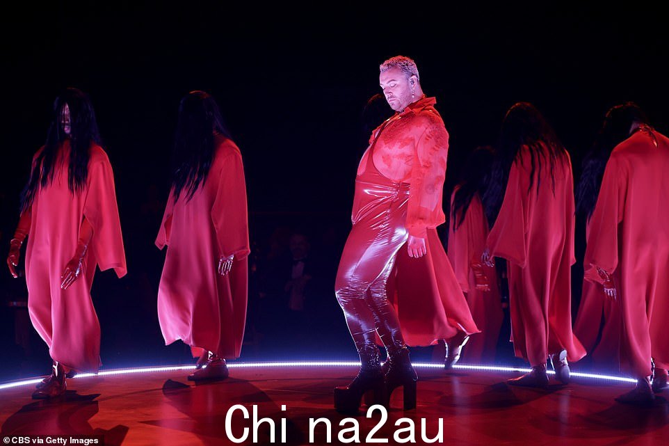 争议:30 岁的 Sam Smith 和 30 岁的 Kim Petras 被介绍上台麦当娜 (Madonna) 在他们颇具争议的表演前说:“你准备好迎接一场小小的争议了吗?”争议:30 岁的 Sam Smith 和 30 岁的 Kim Petras 是由麦当娜介绍上台的,麦当娜在他们充满争议的表演前说:“你准备好接受一点争议了吗?”</p> <img id=