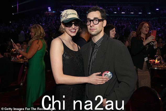 可爱:Margaret Qualley 与她的未婚夫 Jack Antonoff 一起参加了周日在洛杉矶 Crypto.com Arena 举行的第 65 届格莱美奖颁奖典礼,他们表现得很温馨