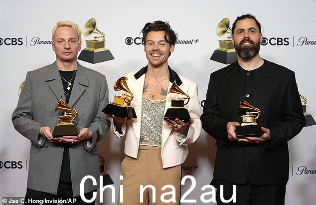 一个值得纪念的夜晚:As It Was 歌手与 Kid Harpoon 和 Tyler Johnson 分享了他的年度专辑奖,他们是他的朋友和合作者