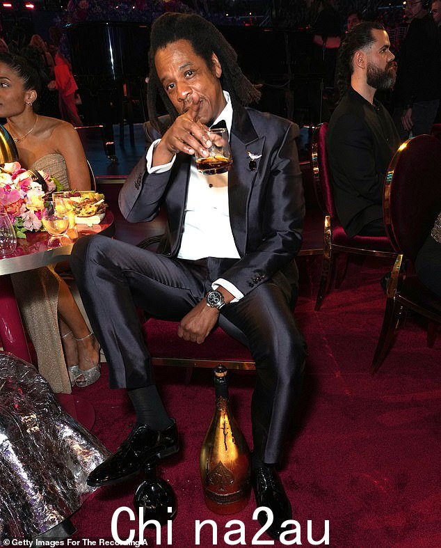 男人:Jay-Z 身穿黑色丝绸晚礼服,配上黑色天鹅绒领结,看起来很潇洒