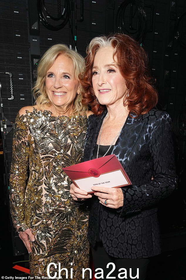 Raitt 在周日的颁奖典礼上由第一夫人 Jill Biden 博士颁奖