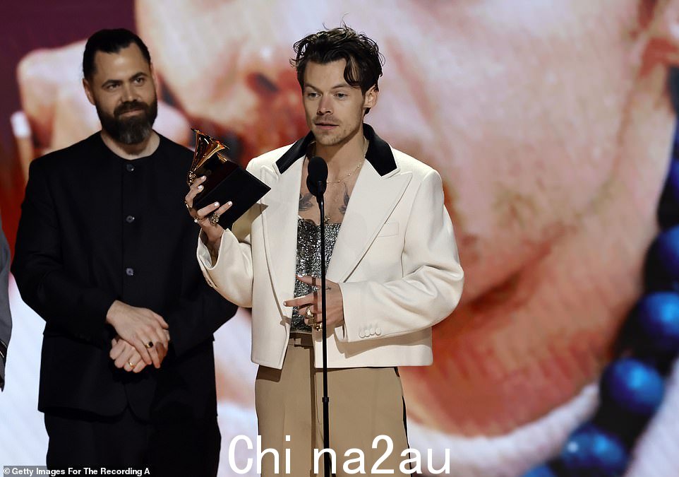 '非常感谢':当晚早些时候,Harry 击败了包括 Adele 和 Lizzo 在内的激烈竞争,赢得了比赛星光熠熠的活动当晚的第一个奖项