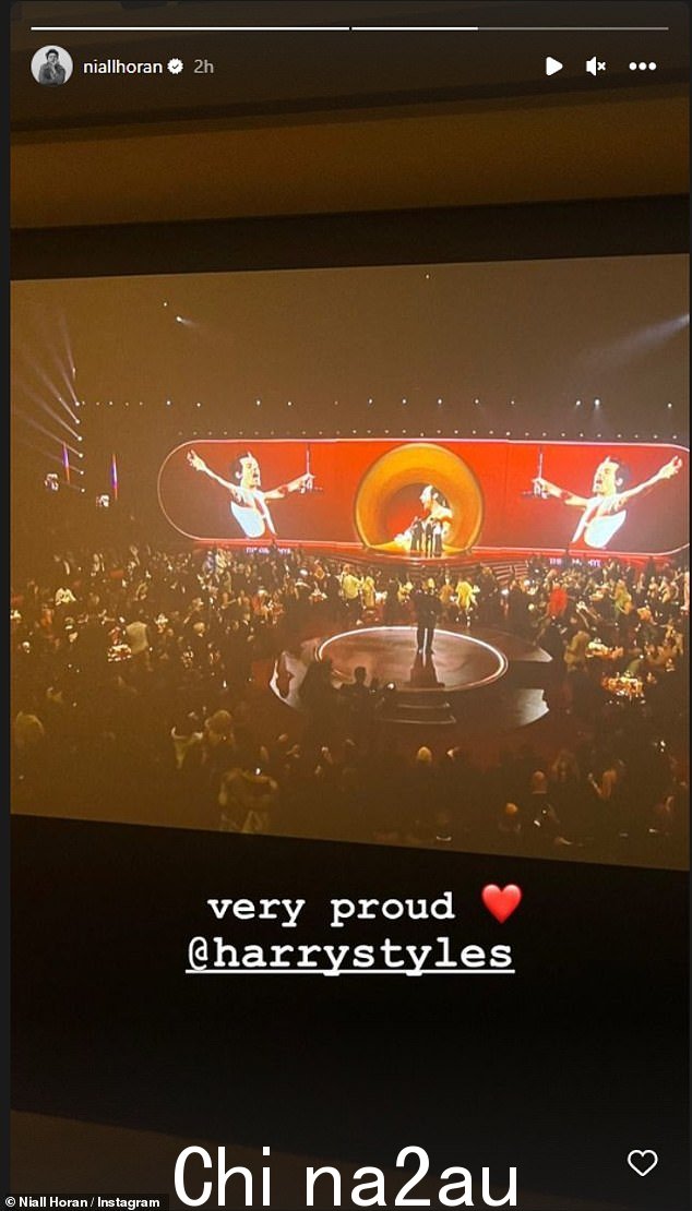 Sweet:Harry 的前乐队成员 Niall Horan 是其中一位对这位明星大加赞赏的人,这位明星分享了一张他朋友表演的照片,并滔滔不绝地说他“太自豪了”