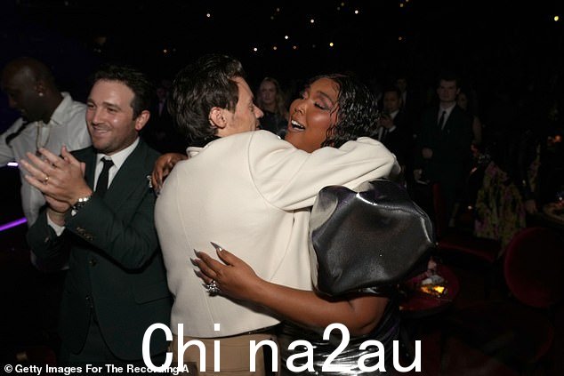 幸福:Harry 和 Lizzo 在看到他们都获得奖项的一夜之后分享了一个大大的拥抱