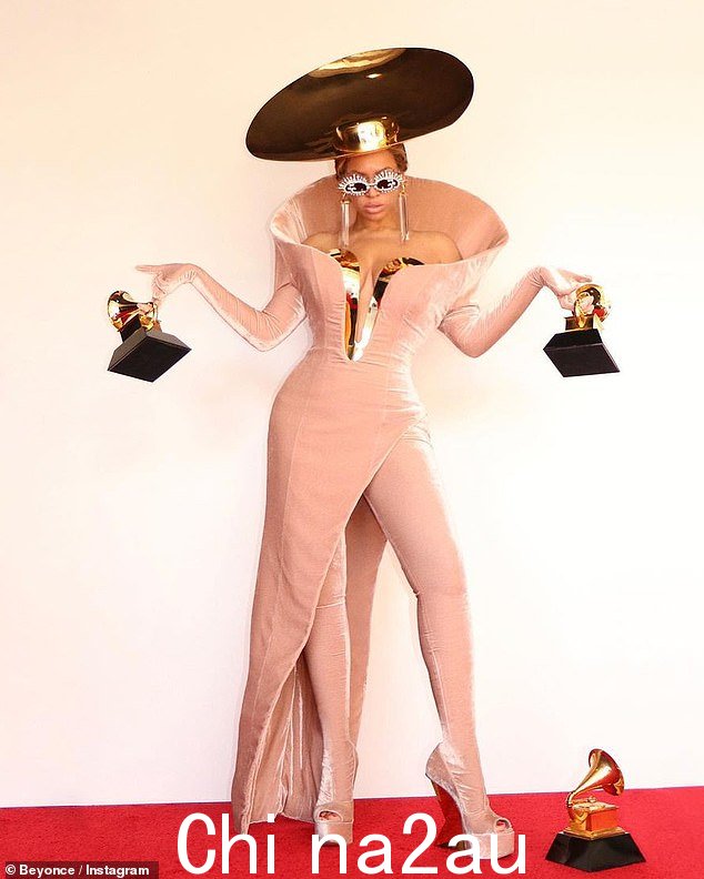 哇!碧昂斯 (Beyonce) 在周日的 Instagram 帖子中与她最新的三项格莱美奖合影时,身着定制 Balmain 裸色连衣裙,领口雕塑般的领口,尽显奢华。